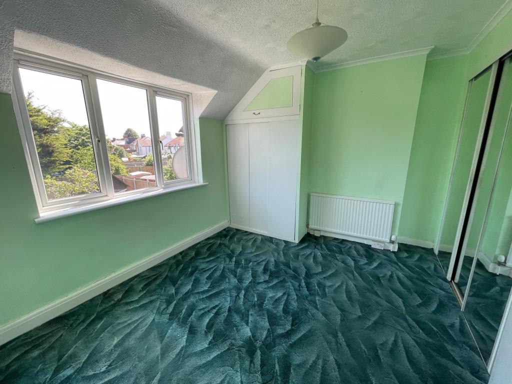 Lot: 27 - THREE-BEDROOM TERRACE HOUSE FOR IMPROVEMENT - bedroom with fitted wardrobes